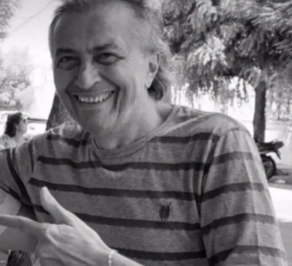 Foto em preto e branco do empresário Carolino Soares, um homem idoso branco de cabelos grisalhos.