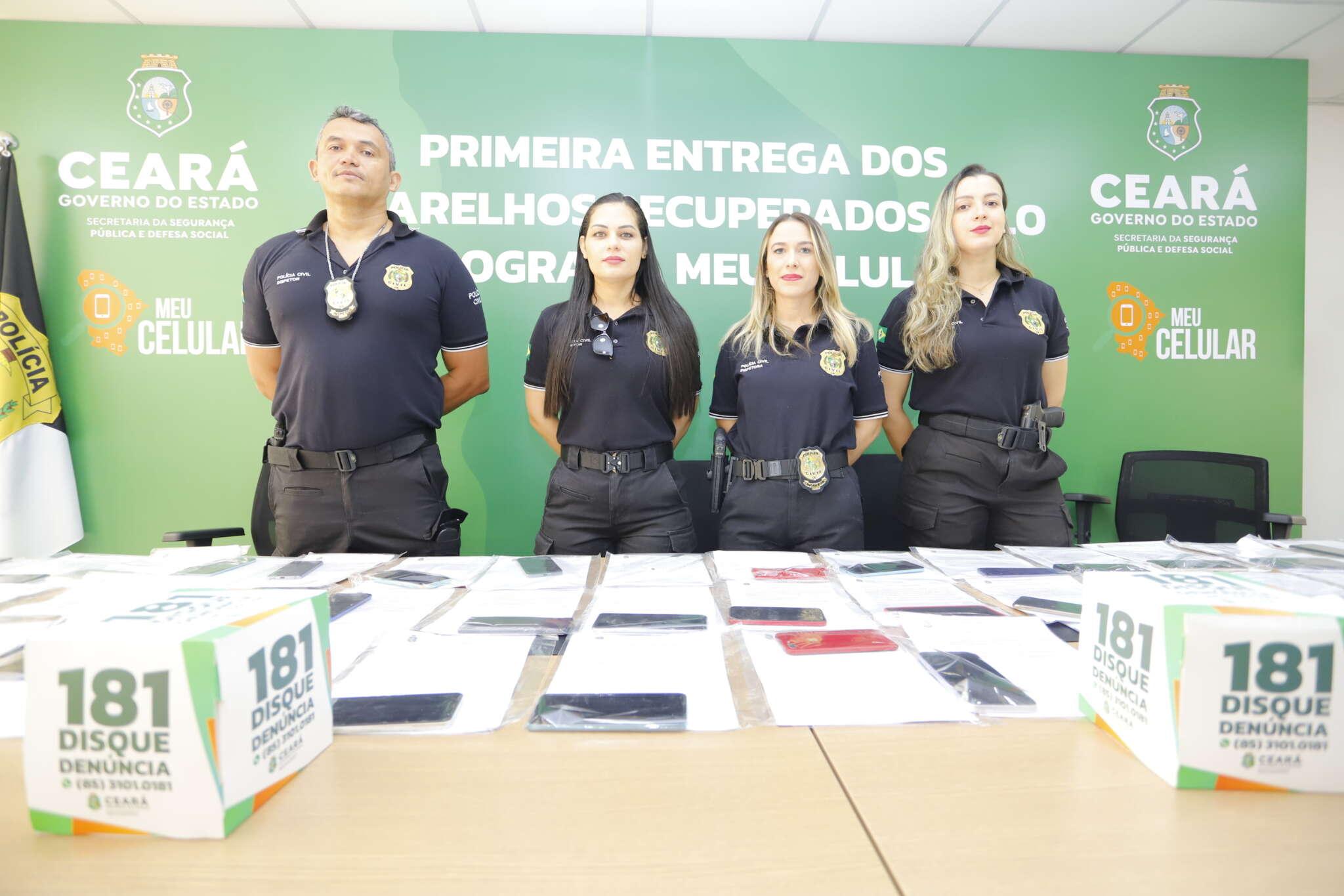 policiais entregando celulares, primeira entrega programa meu celular.