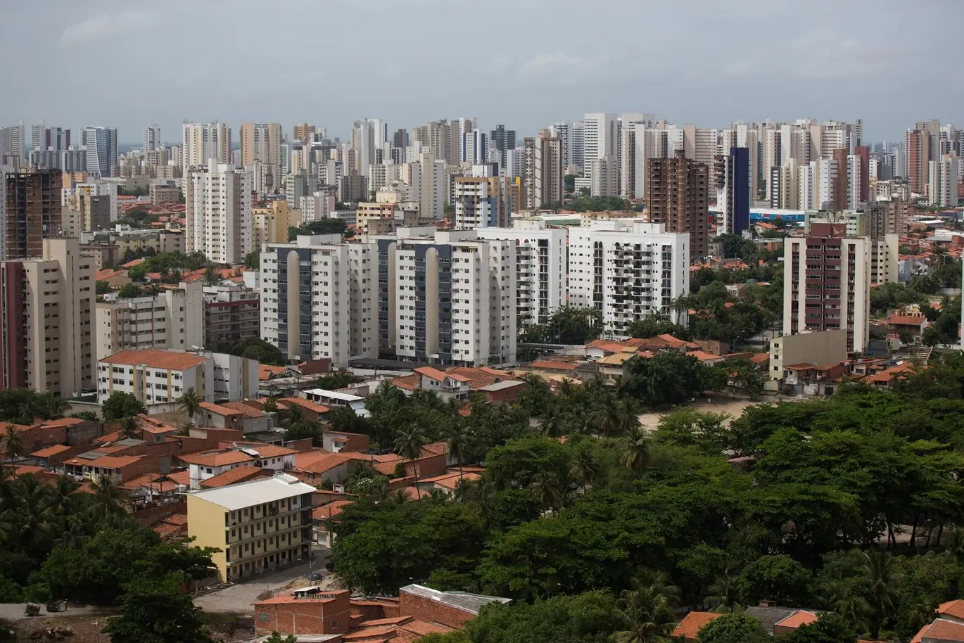 Foto que contém a vista aérea do bairro Meireles, em Fortaleza.