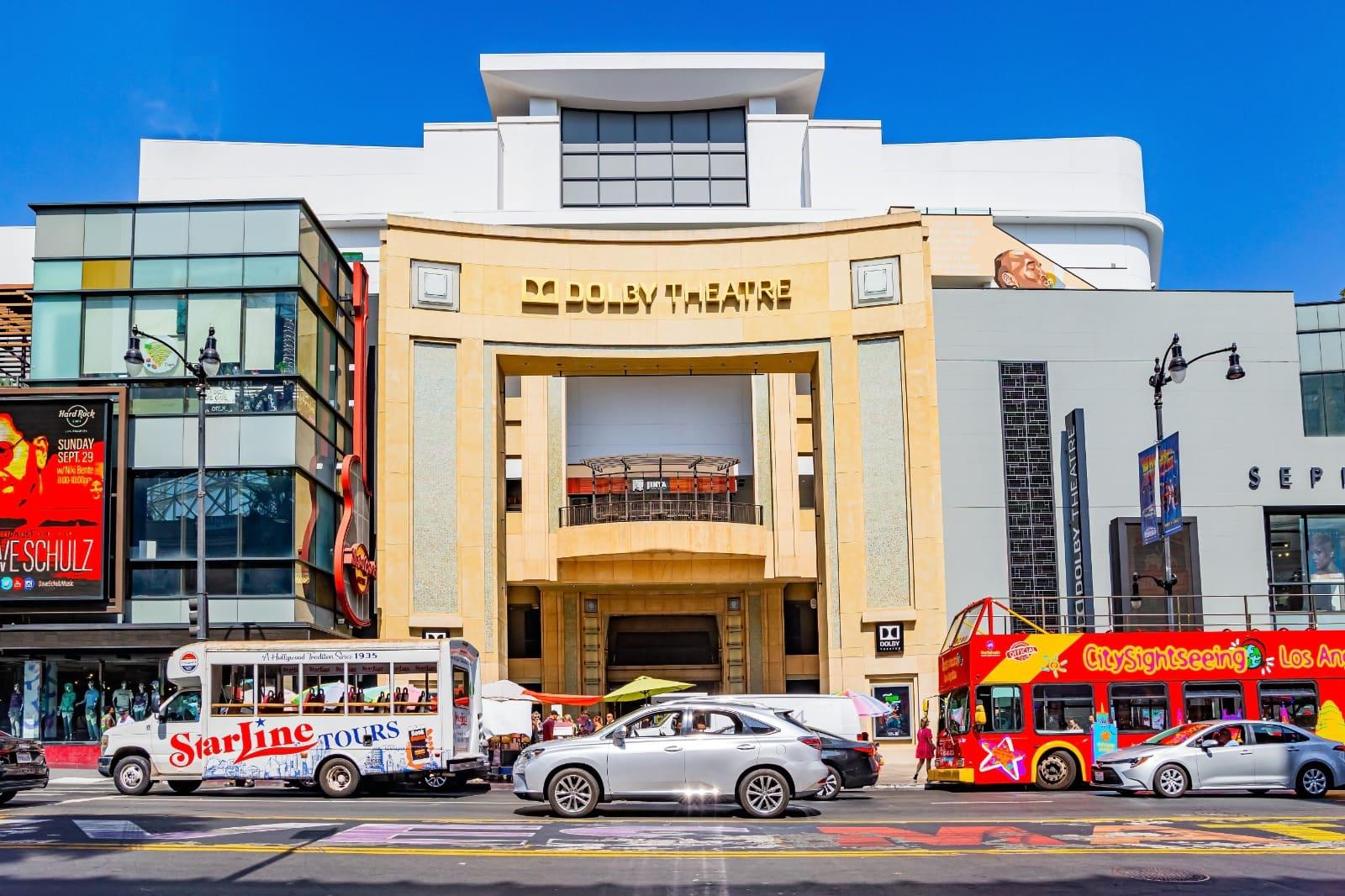 Fachada do Dolby Theatre durante o dia.