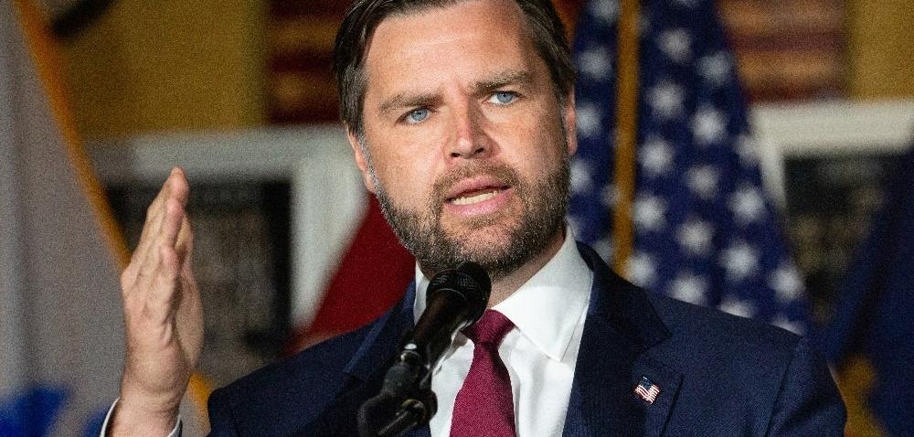 JD Vance gesticula enquanto fala.