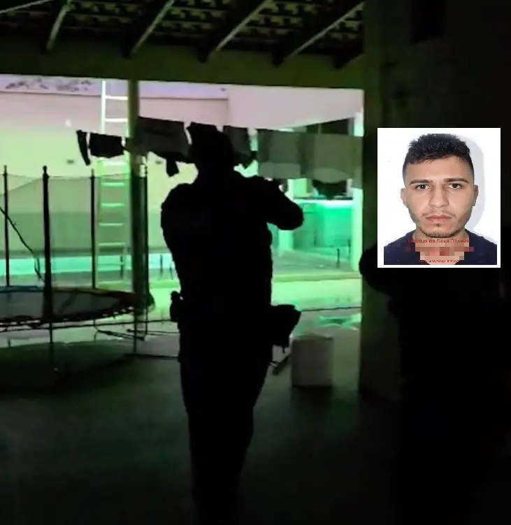 A imagem mostra um ambiente escuro, com um policial de costa, em uma busca por um foragido em uma casa, onde é possível ver uma luz verde em uma piscina.