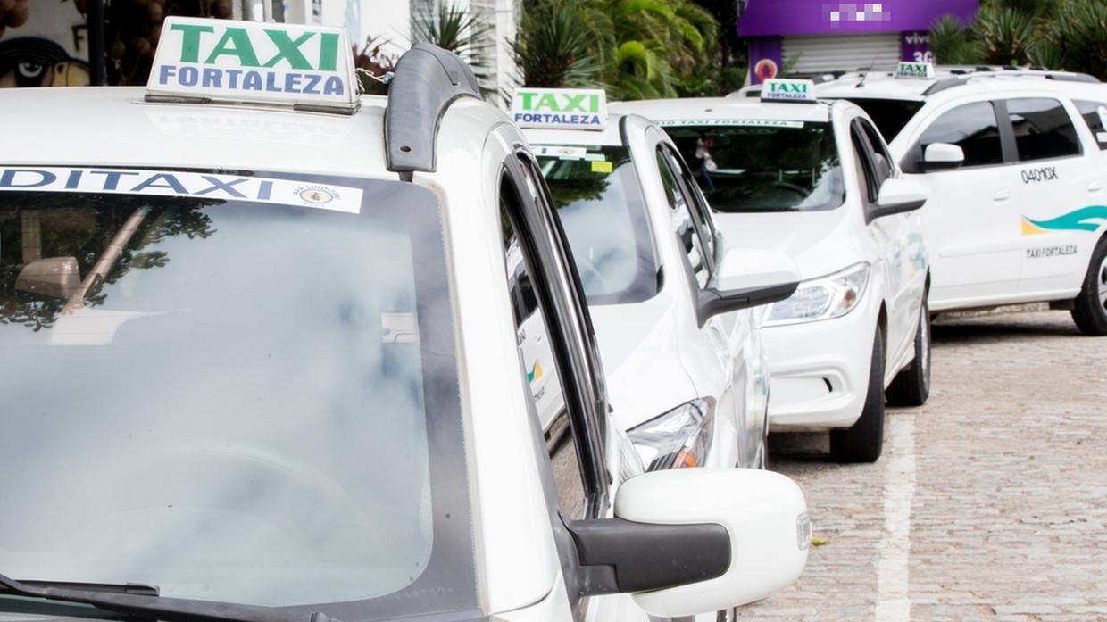 Táxis de Fortaleza estacionados.