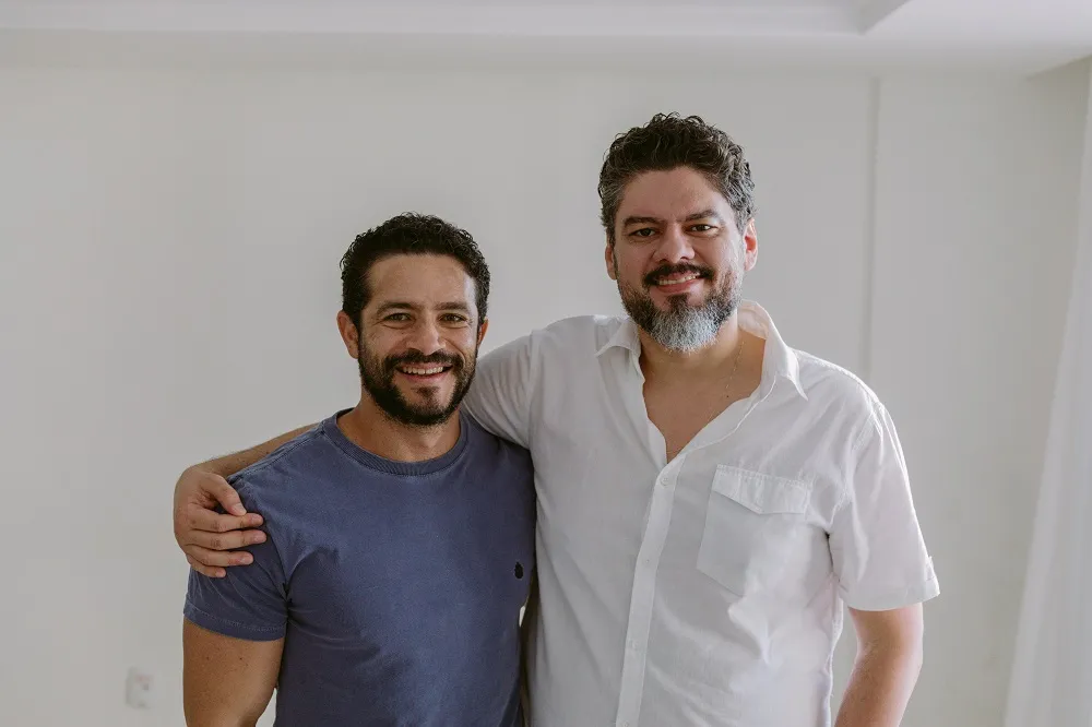 Vinícius de Oliveira, que será protagonista do filme, e o diretor Allan Deberton.