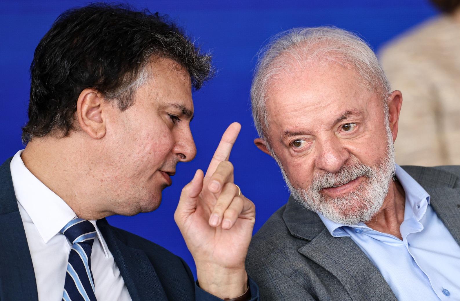 Camilo Santana e Lula conversam durante evento.