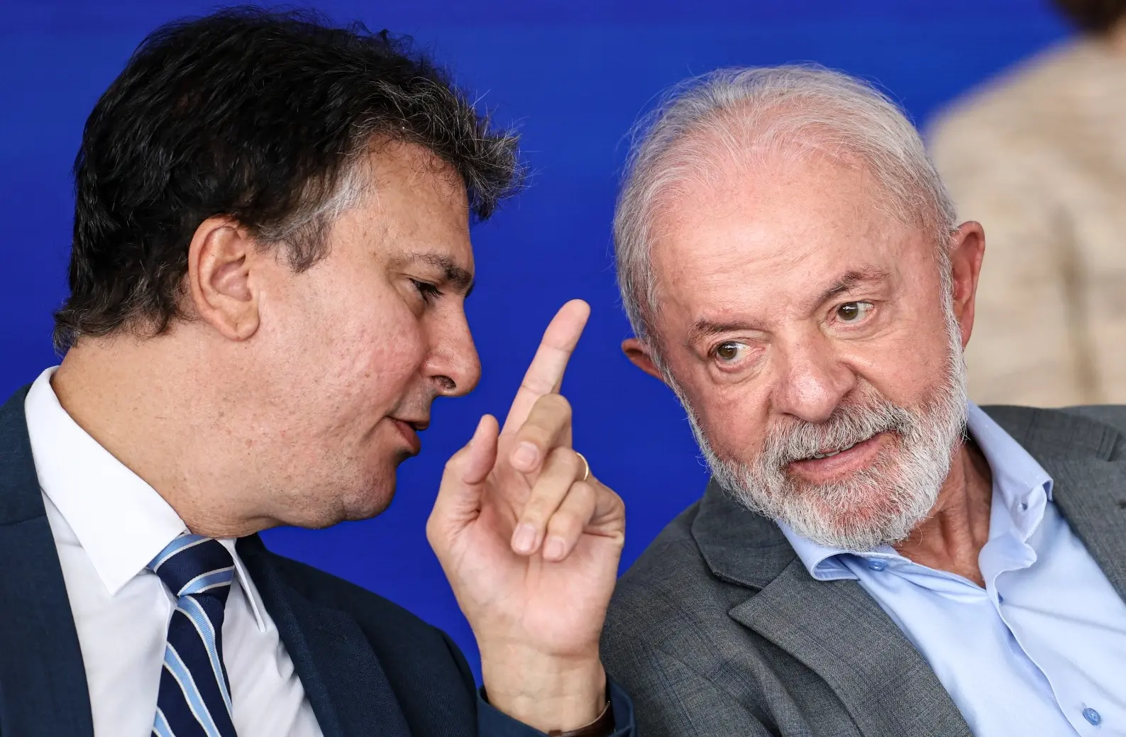 Camilo Santana e Lula conversam durante evento.