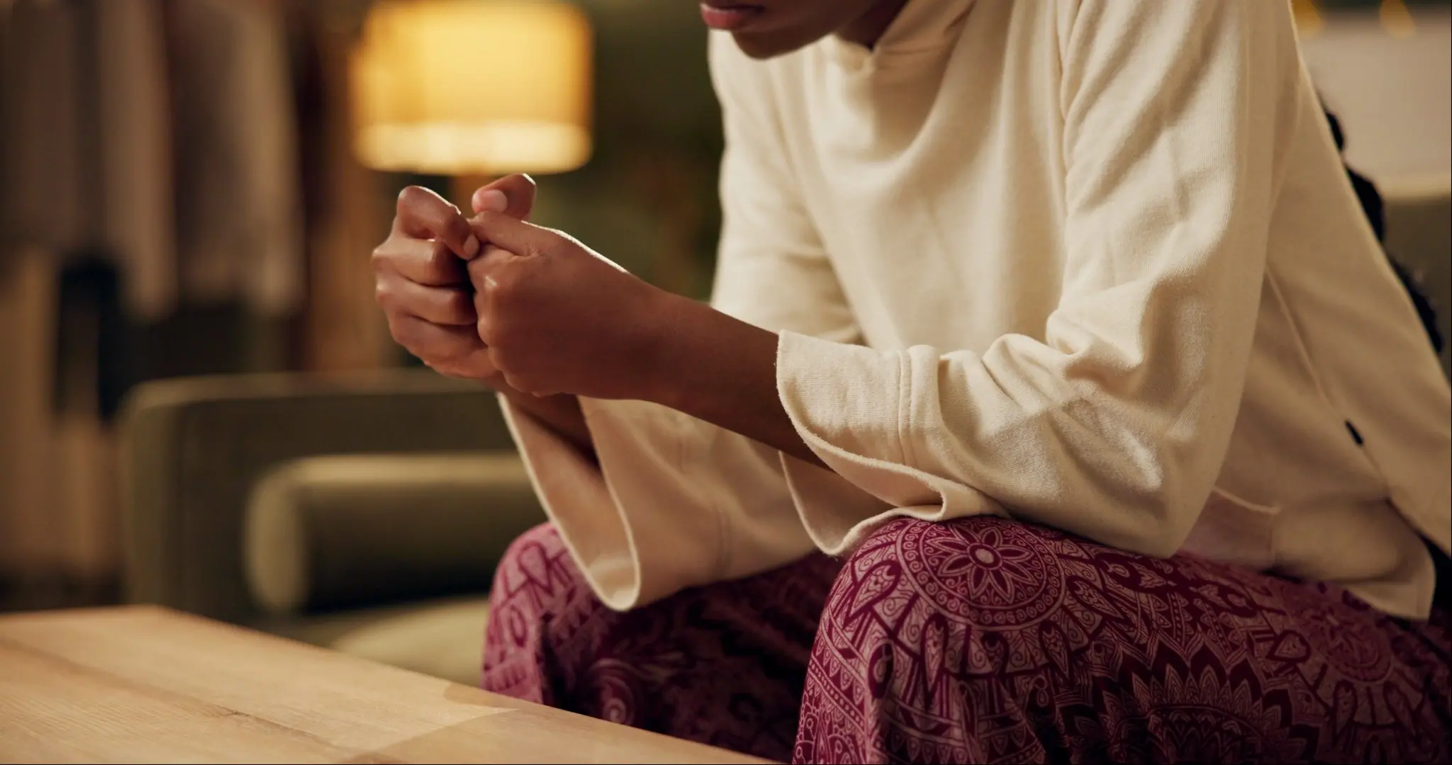 Mulher negra preocupada.