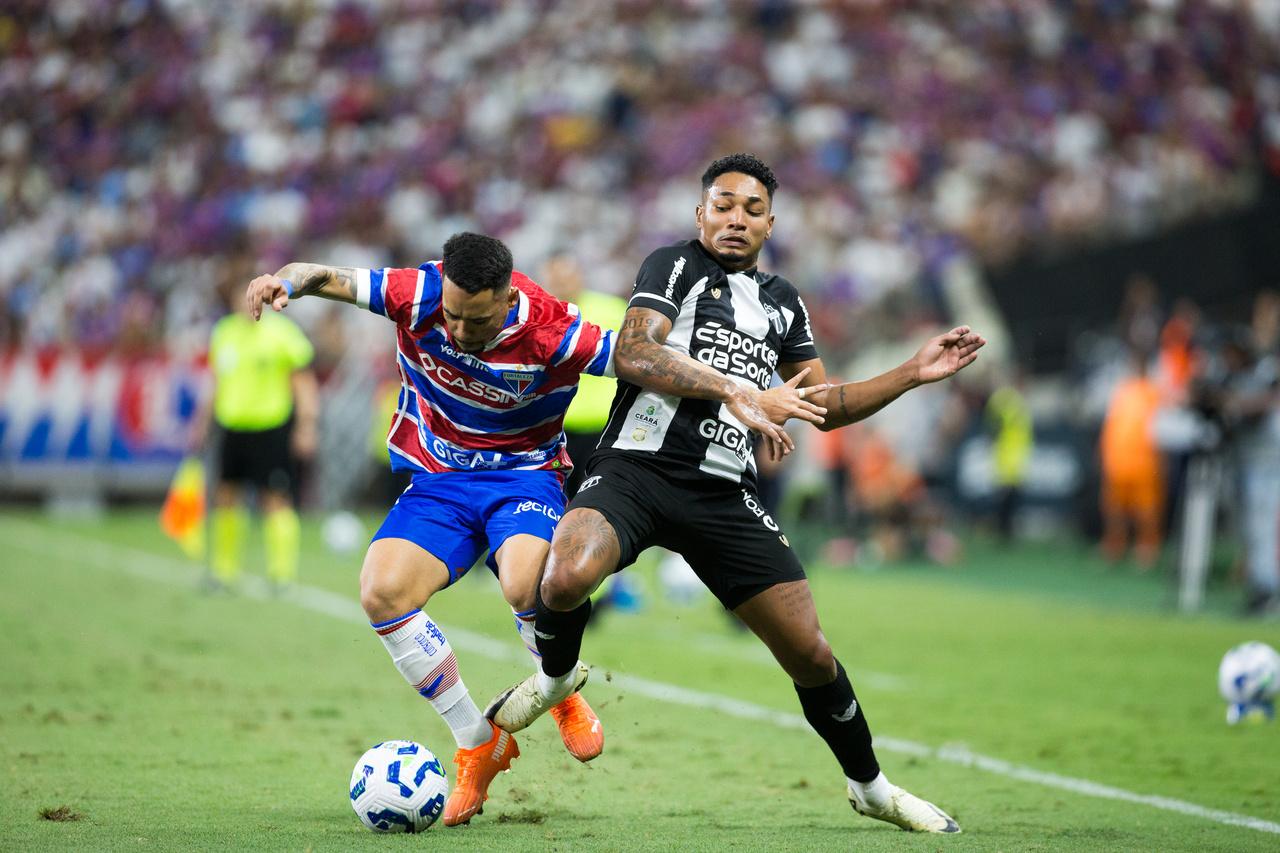 Atletas de Ceará e Fortaleza disputam bol