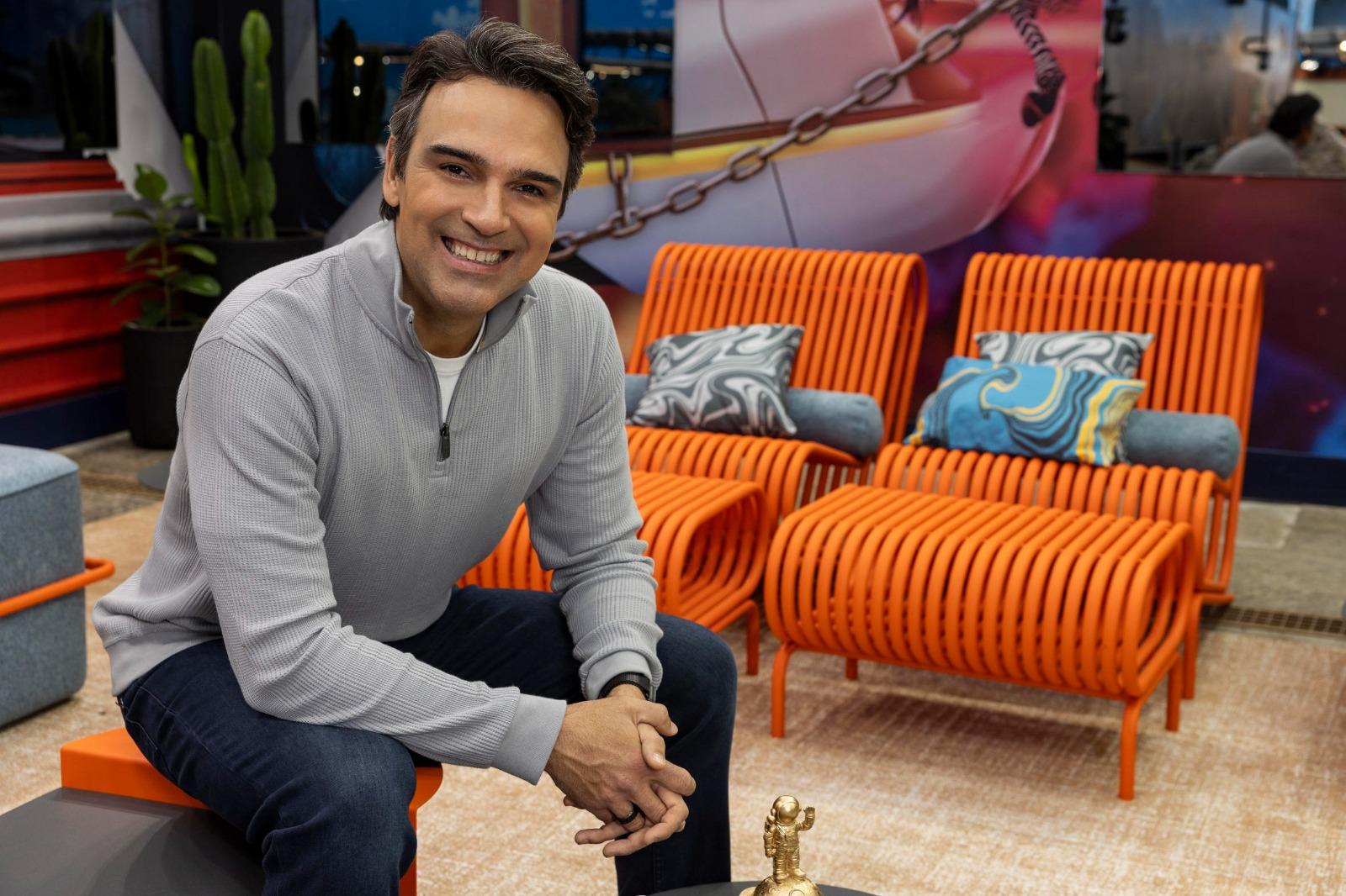 Tadeu Schmidt na sala do BBB.