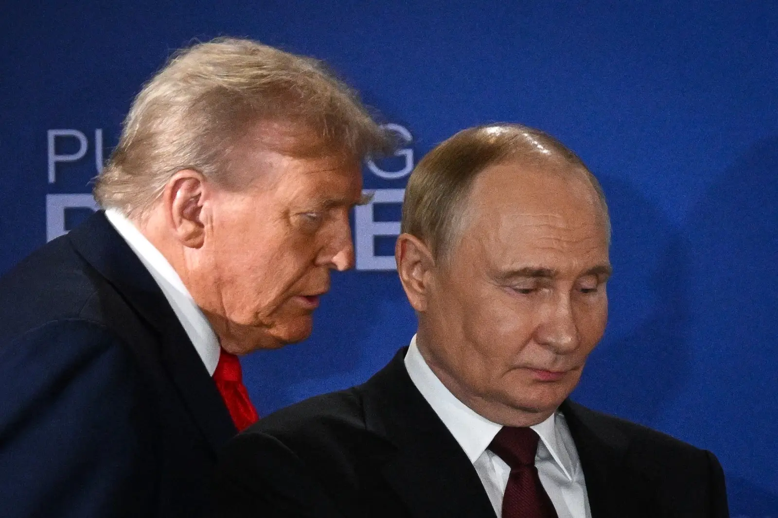Foto que contém Donald Trump e Vladimir Putin, presidentes dos EUA e da Rússia, respectivamente.