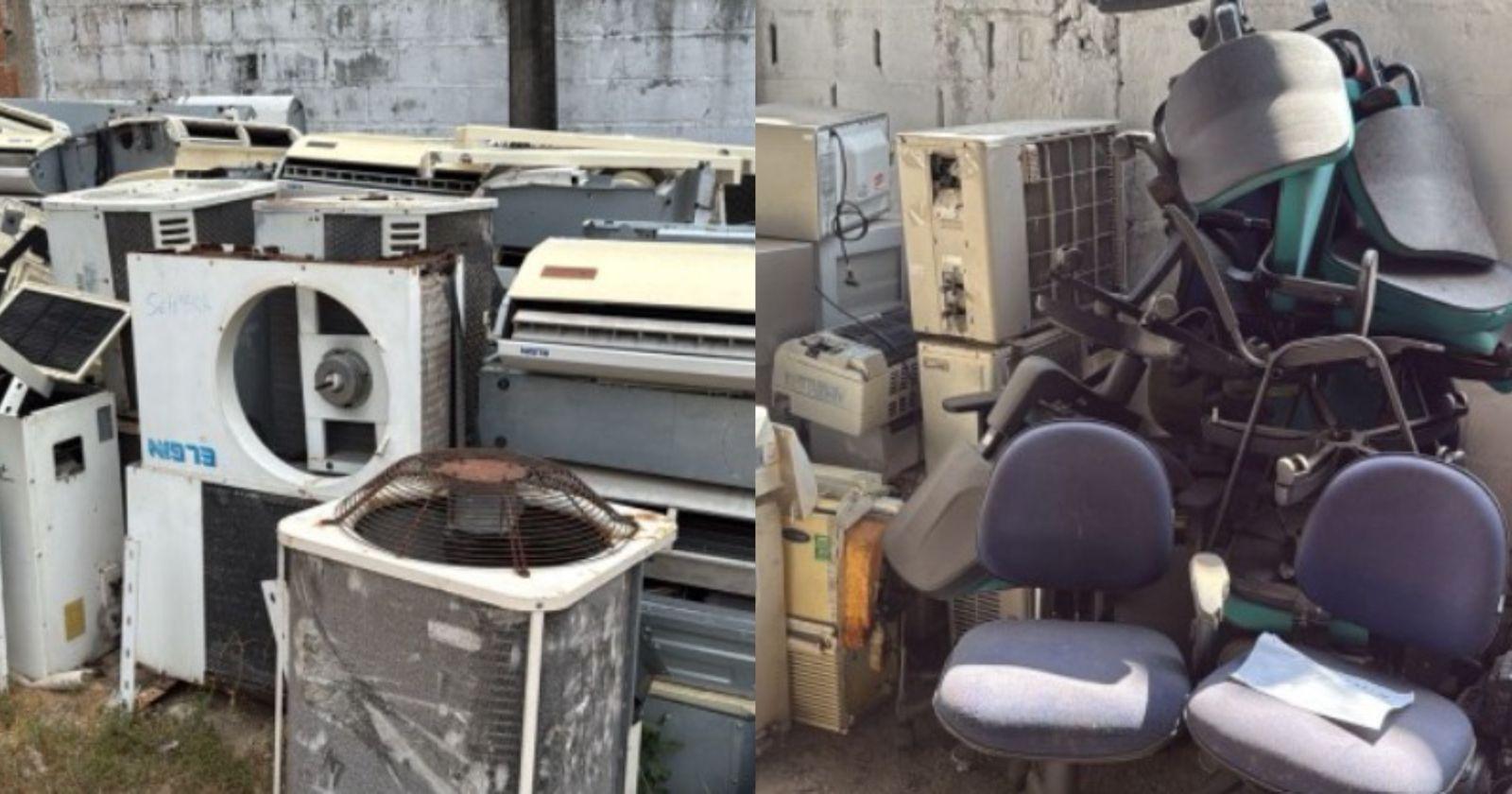 Esta imagem combina cenas de abandono e descarte em áreas externas. À esquerda, há uma grande pilha de unidades condensadoras de ar-condicionado antigas, sujas e enferrujadas, acumuladas junto a um muro de blocos. À direita, a cena mostra cadeiras de escritório estofadas em azul e cinza amontoadas de forma desordenada, também acompanhadas por sucatas de aparelhos de refrigeração.