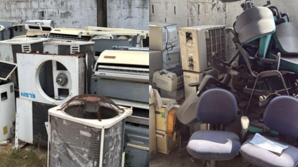 Esta imagem combina cenas de abandono e descarte em áreas externas. À esquerda, há uma grande pilha de unidades condensadoras de ar-condicionado antigas, sujas e enferrujadas, acumuladas junto a um muro de blocos. À direita, a cena mostra cadeiras de escritório estofadas em azul e cinza amontoadas de forma desordenada, também acompanhadas por sucatas de aparelhos de refrigeração.