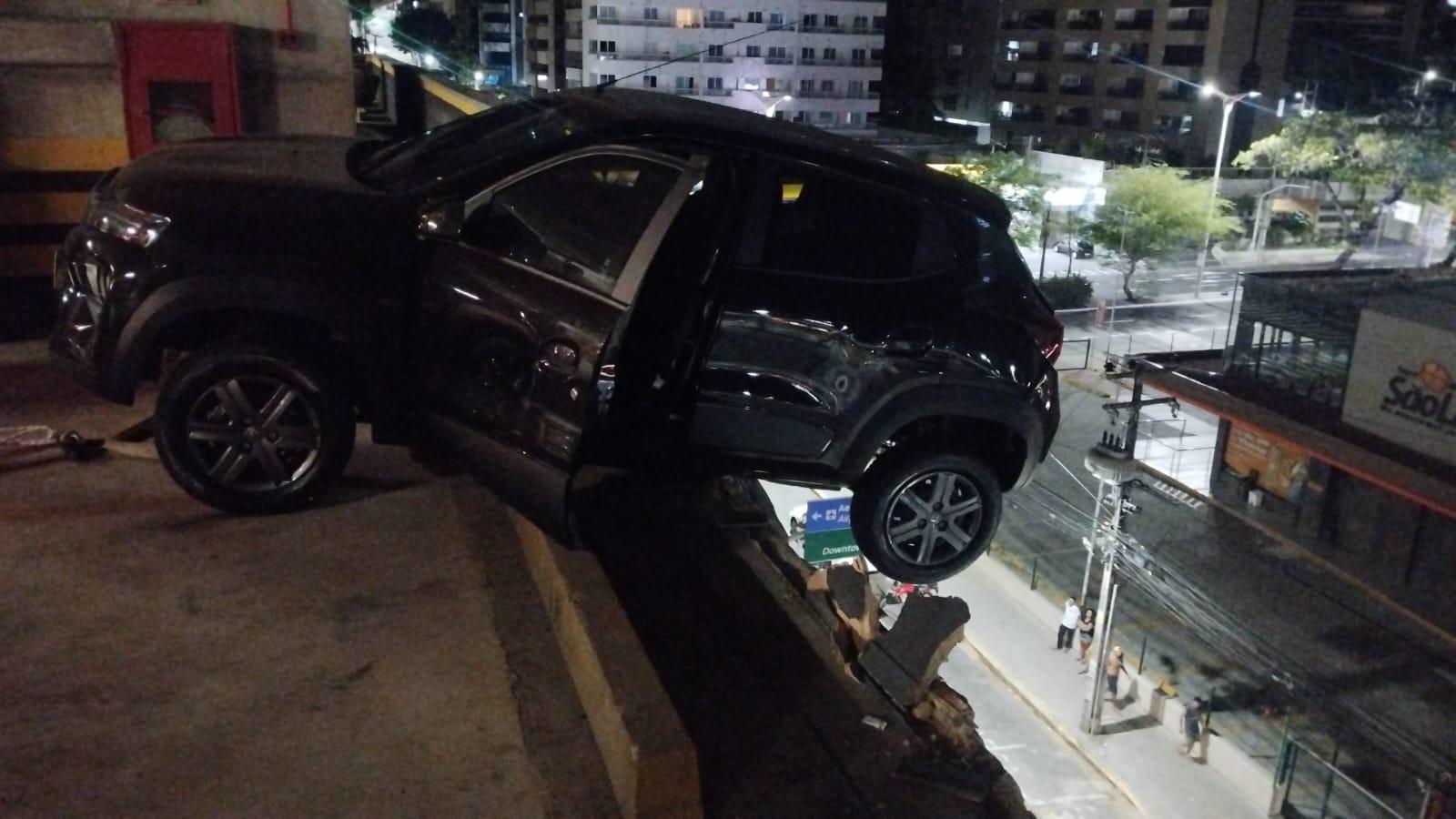 Imagem de carro suspenso na Beira-Mar de Fortaleza.