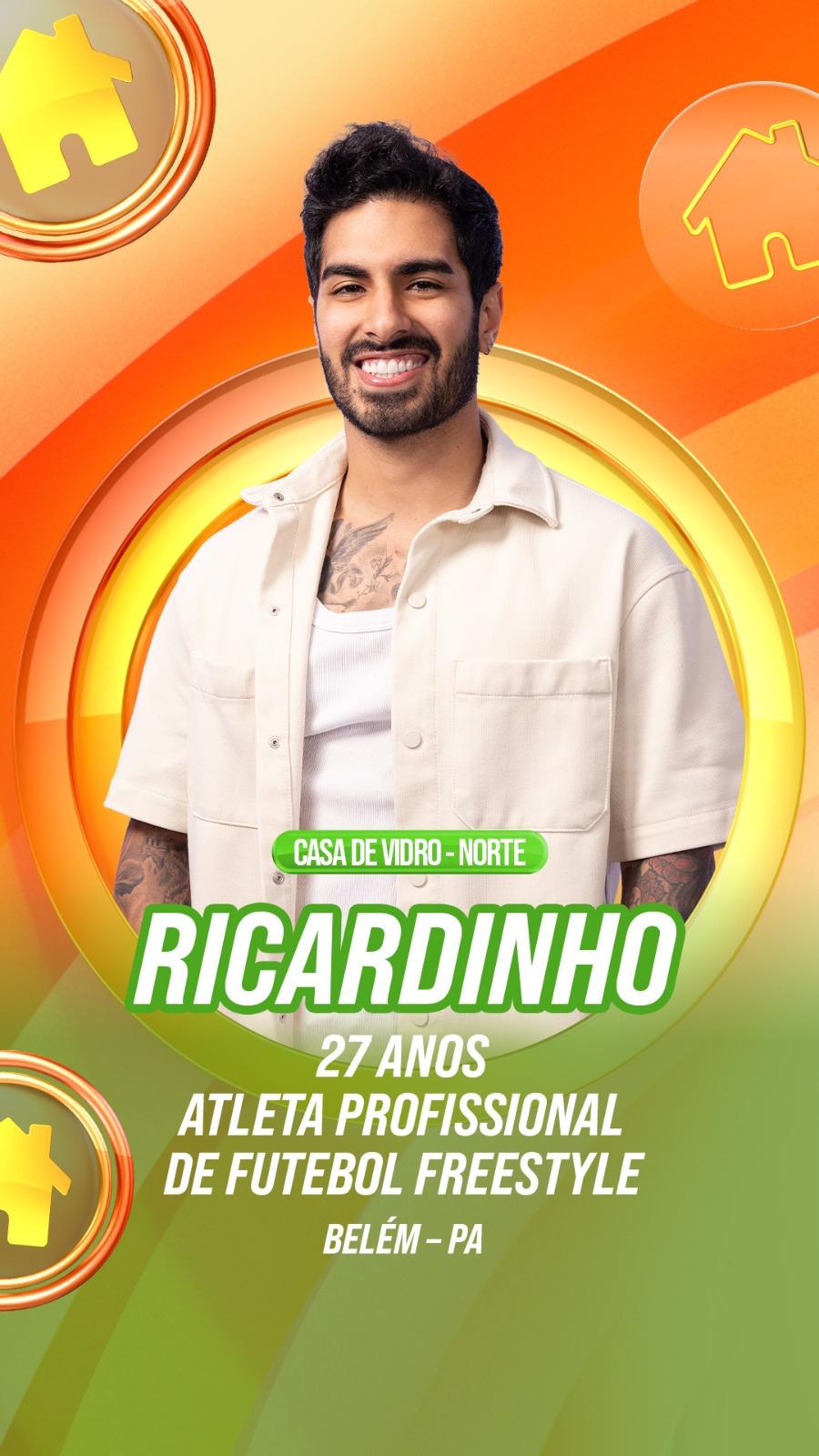 ricardo do bbb 26 tem cabelos e olhos pretos. Ele veste uma camisa bege.