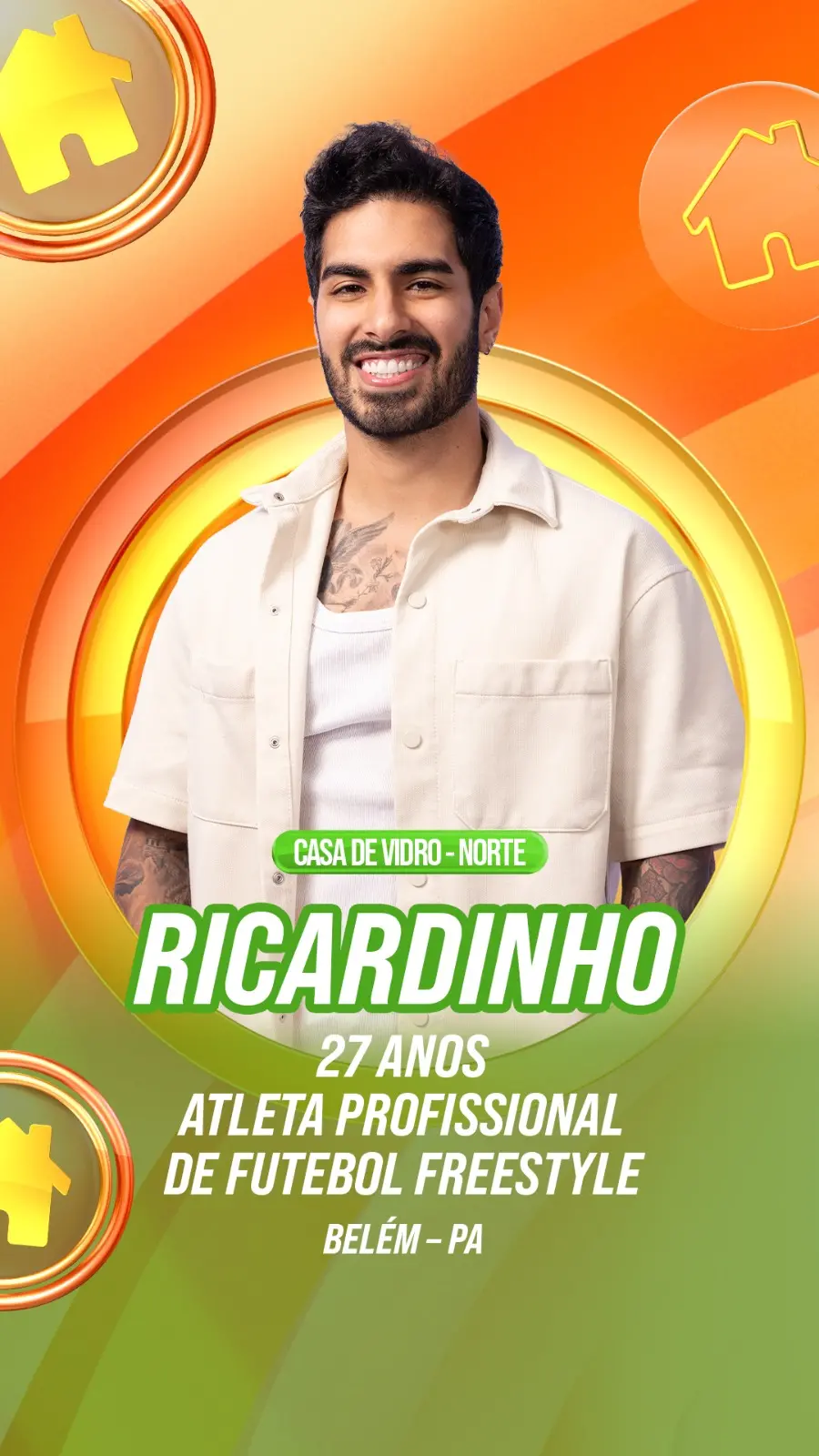ricardo do bbb 26 tem cabelos e olhos pretos. Ele veste uma camisa bege.