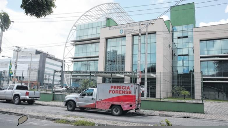 viatura pericia forense, pefoce, em frente a delegacia de homicidios, dhpp.