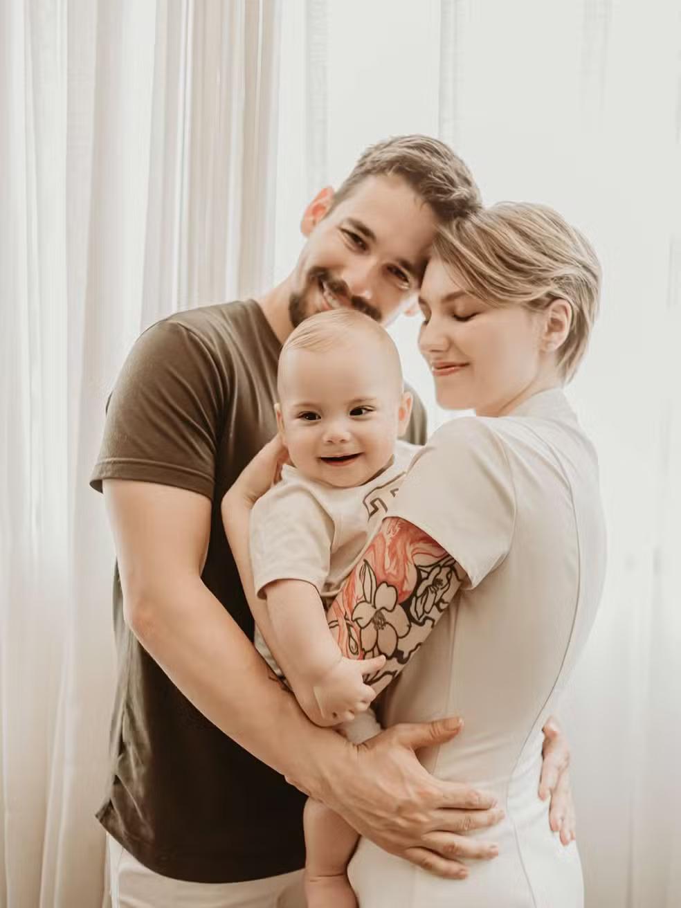 Isabel Veloso com marido e filho bebê.
