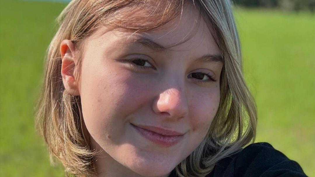 Isabel Veloso está sorrindo para a câmera. Saiba quem era a influenciadora que morreu aos 19 anos.