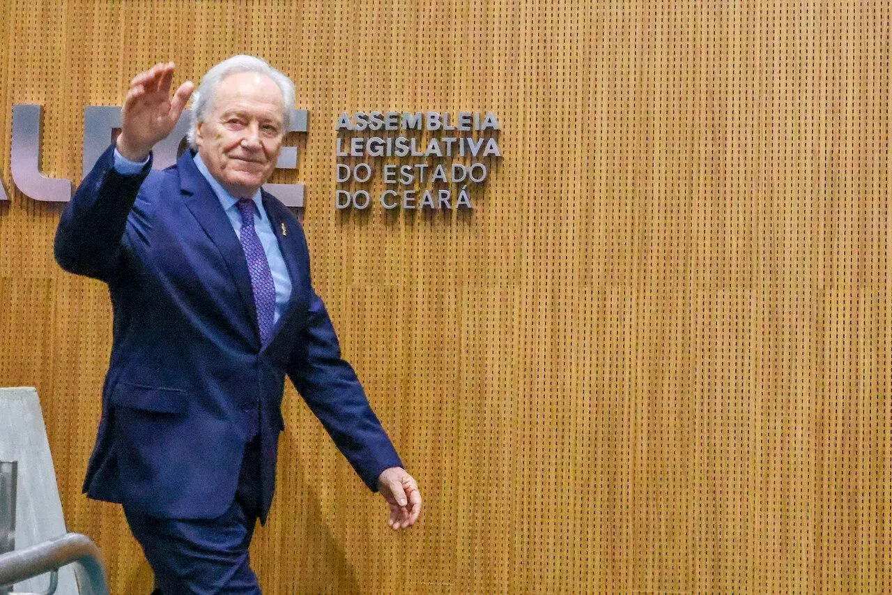 Foto mostra ministro Ricardo Lewandowski durante cerimônia de entrega de título de cidadão cearense na Assembleia Legislativa do Ceará. Imagem usada em matéria sobre sua exoneração e nomeação de ministro interino