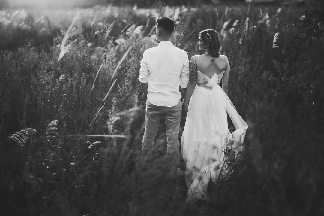 Isabel Veloso e marido de costas, foto em preto e branco.