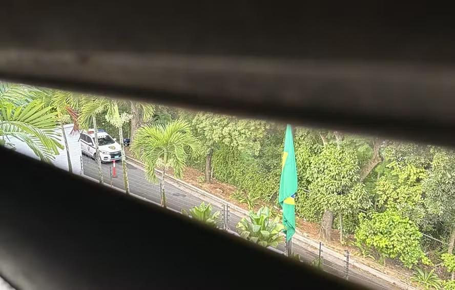 Foto mostra visão pela janela da embaixada da Argentina na Venezuela.