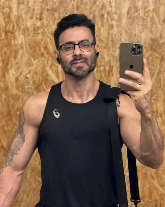 Imagem mostra o coreógrafo léo blanco tirando uma self na frente de um espelho.