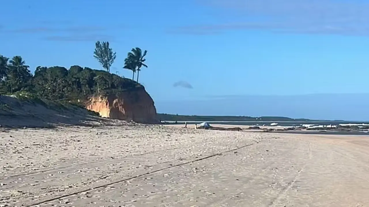 Falésia onde José Lúcio morreu após infartar e cair de uma altura de 15 metros.