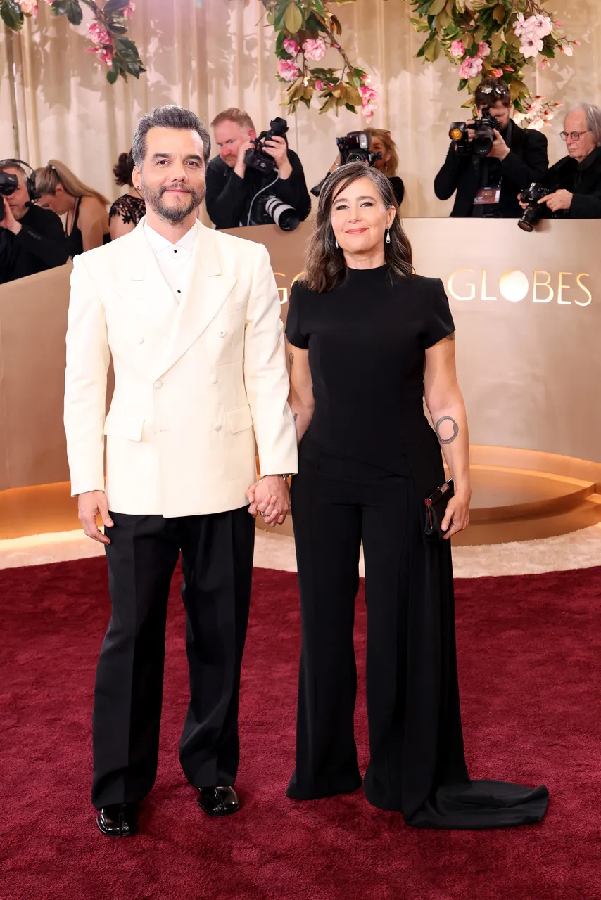 Wagner Moura e a esposa Sandra Delgado passaram pelo tapete vermelho do Globo de Ouro.