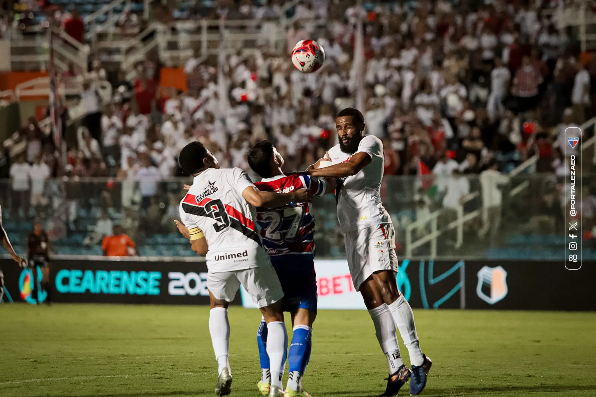 Foto de Léo Paraíso celebra empate do Ferroviário e aponta: 'se tivesse com os onze, chance até de ganhar'