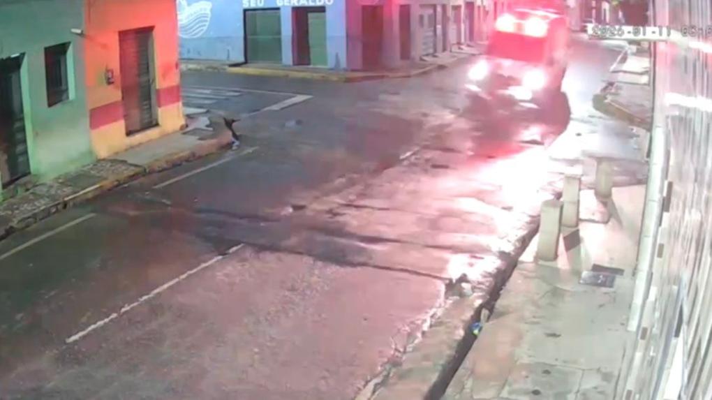 Imagem de câmera de segurança registra o momento da colisão.