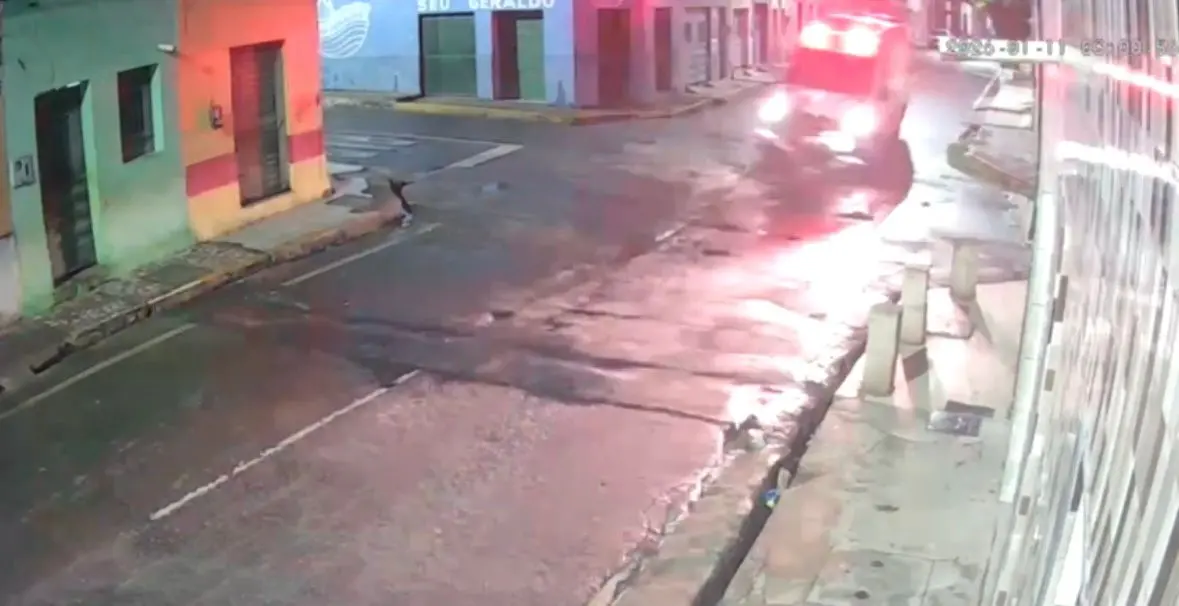 Imagem de câmera de segurança registra o momento da colisão.