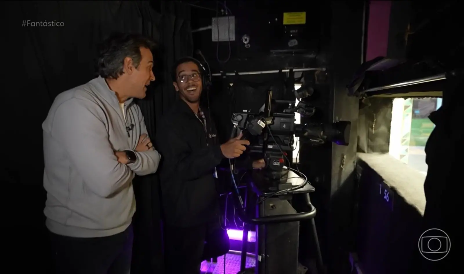 Tadeu e operador de vídeo mostrando a câmera cross.
