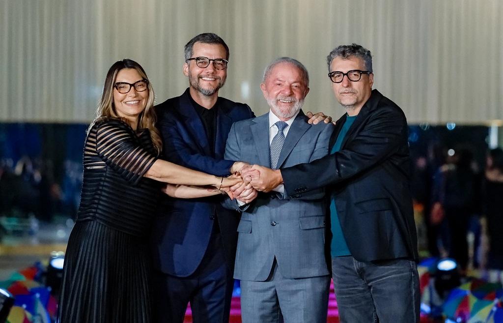 A imagem mostra o presidente Lula e a primeira dama Janja, na companhia do ator Wagner Moura e do diretor Kleber Mendonça Filho, no Palácio da Alvorada.