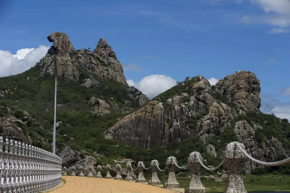 Formação rochosa na cidade de Quixadá em formato que remete à figura de uma galinha deitada.