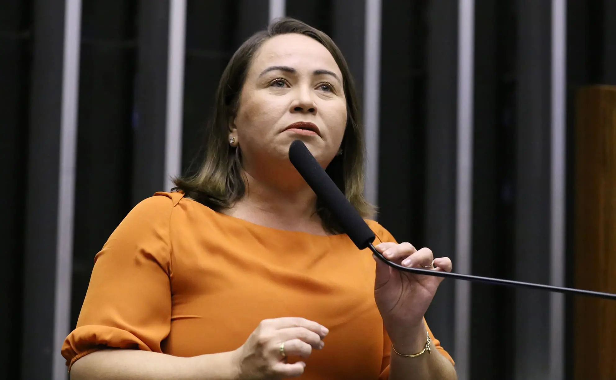 Foto da Enfermeira Ana Paula discursando.