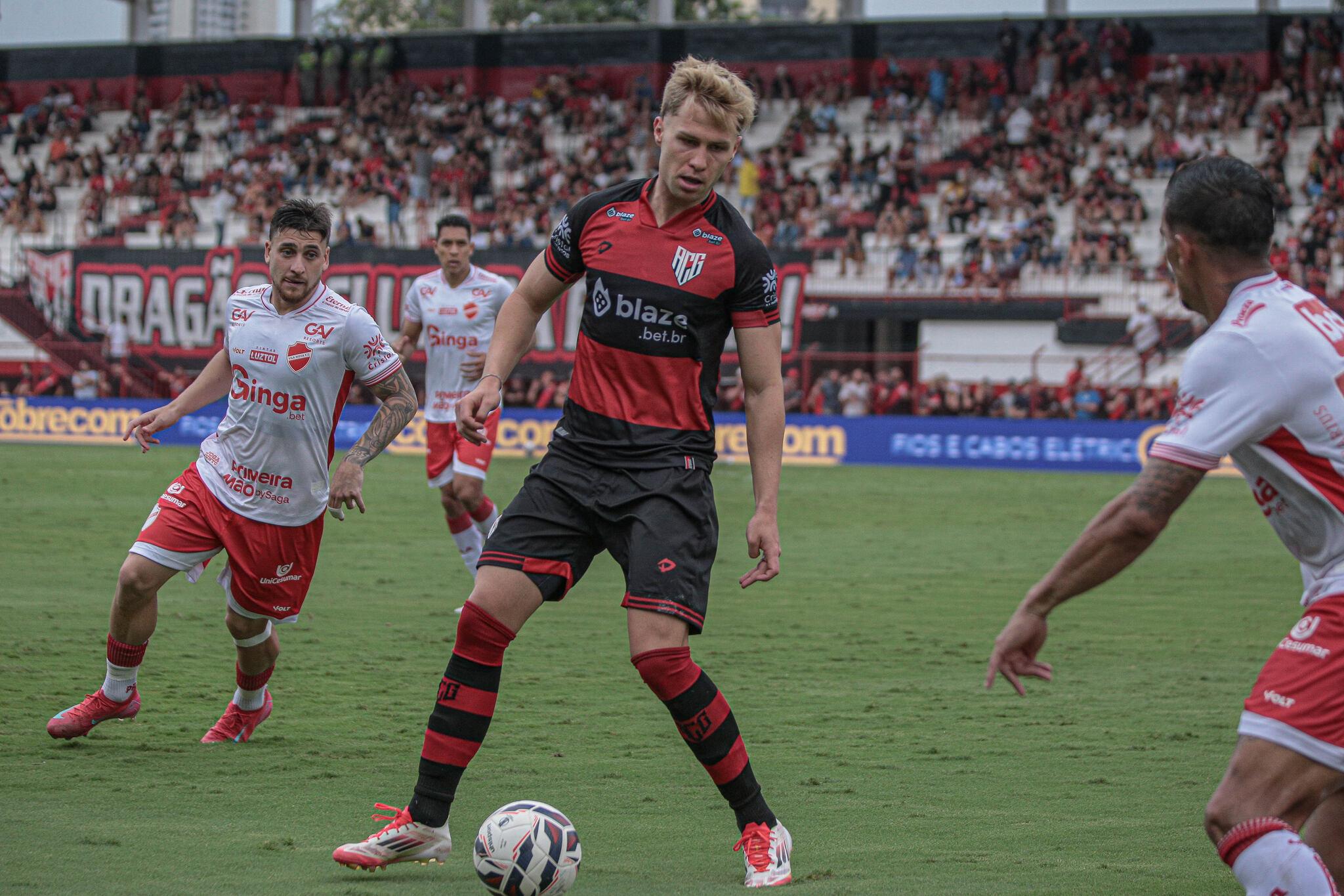 Foto de Ronald, novo reforço do Fortaleza, em atuação pelo Atlético-GO