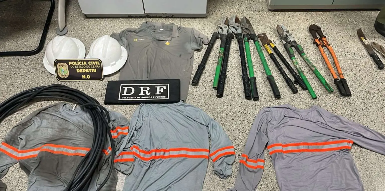 alicates.cabos, roupas, objetos apreendidos.