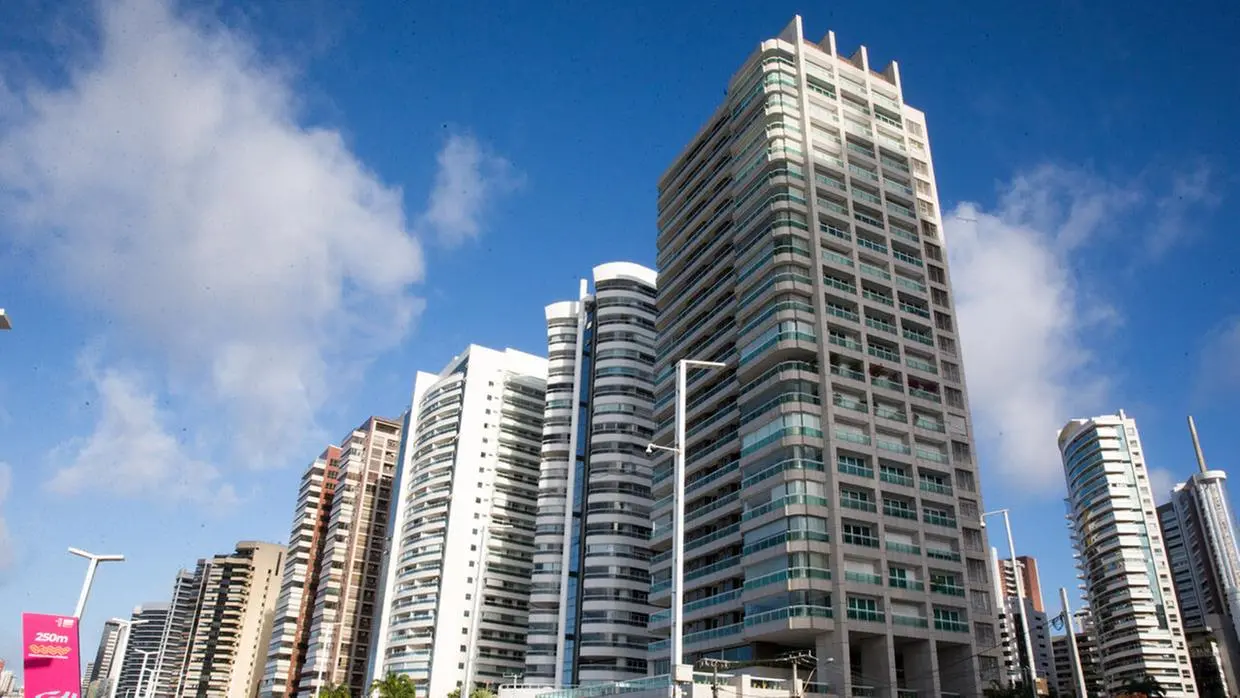 Foto de fachadas de prédios de alto padrão na beira-mar de Fortaleza utilizada para ilustrar matéria sobre alta nos valores do IPTU.