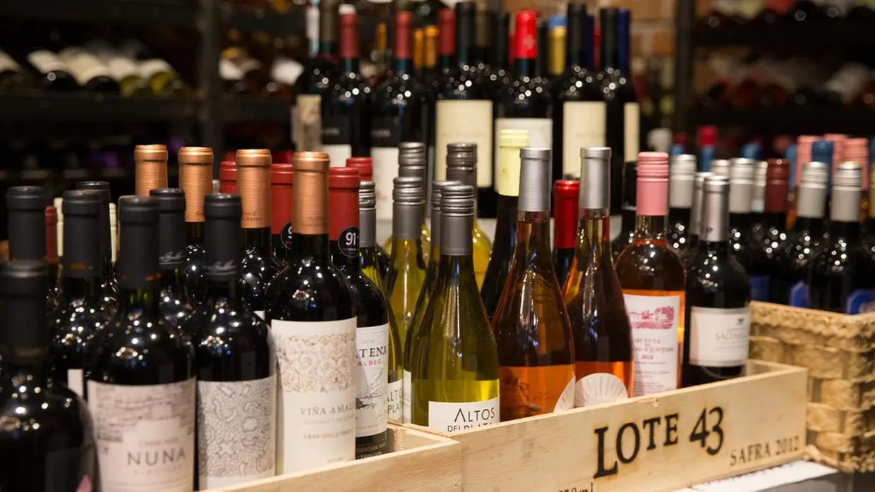 Foto que contém venda de vinhos em supermercado do Ceará.