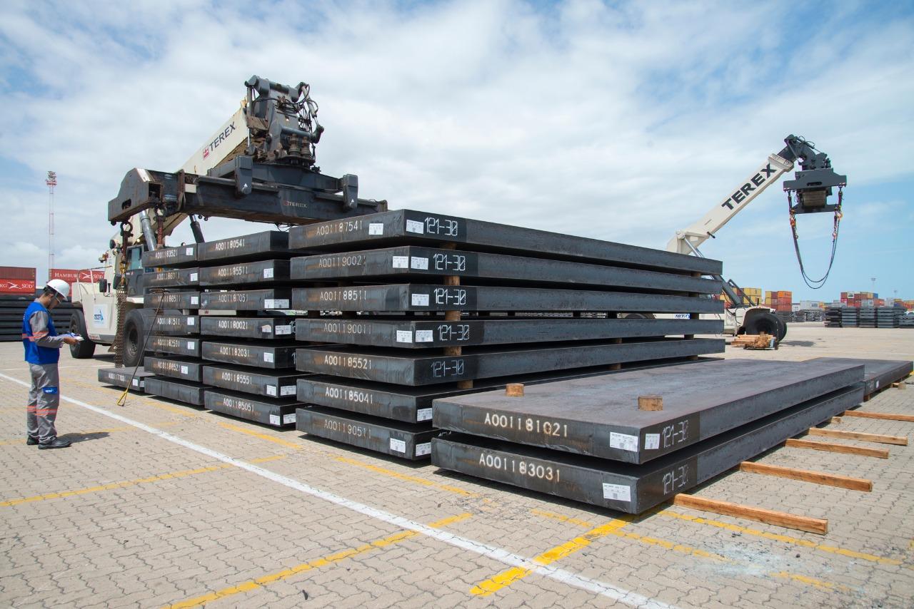 Foto que contém placas de aço para serem exportadas no Porto do Pecém.