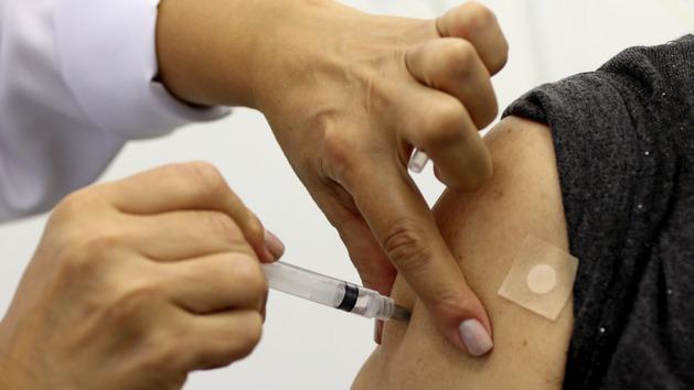 foto de pessoa usuária de PrEP, medicamento anti-HIV, recebendo vacinação contra hepatite A.