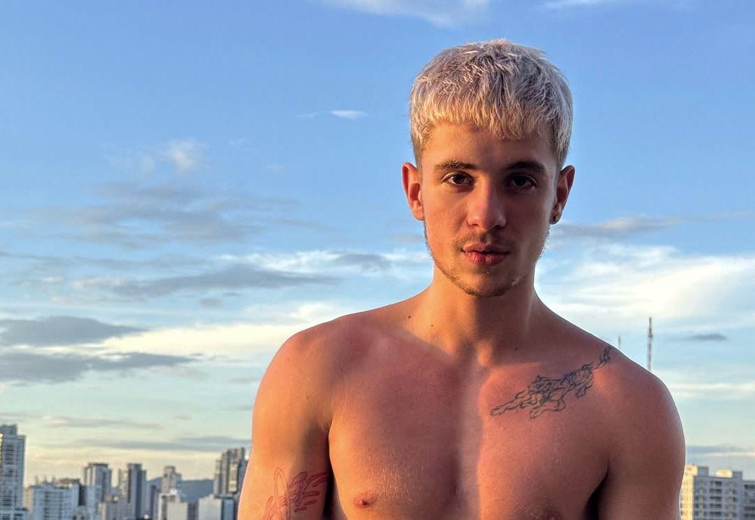 foto de Juliano Floss sem camisa em uma sacada de prédio. Ele foi confirmado no Camarote do BBB 26.