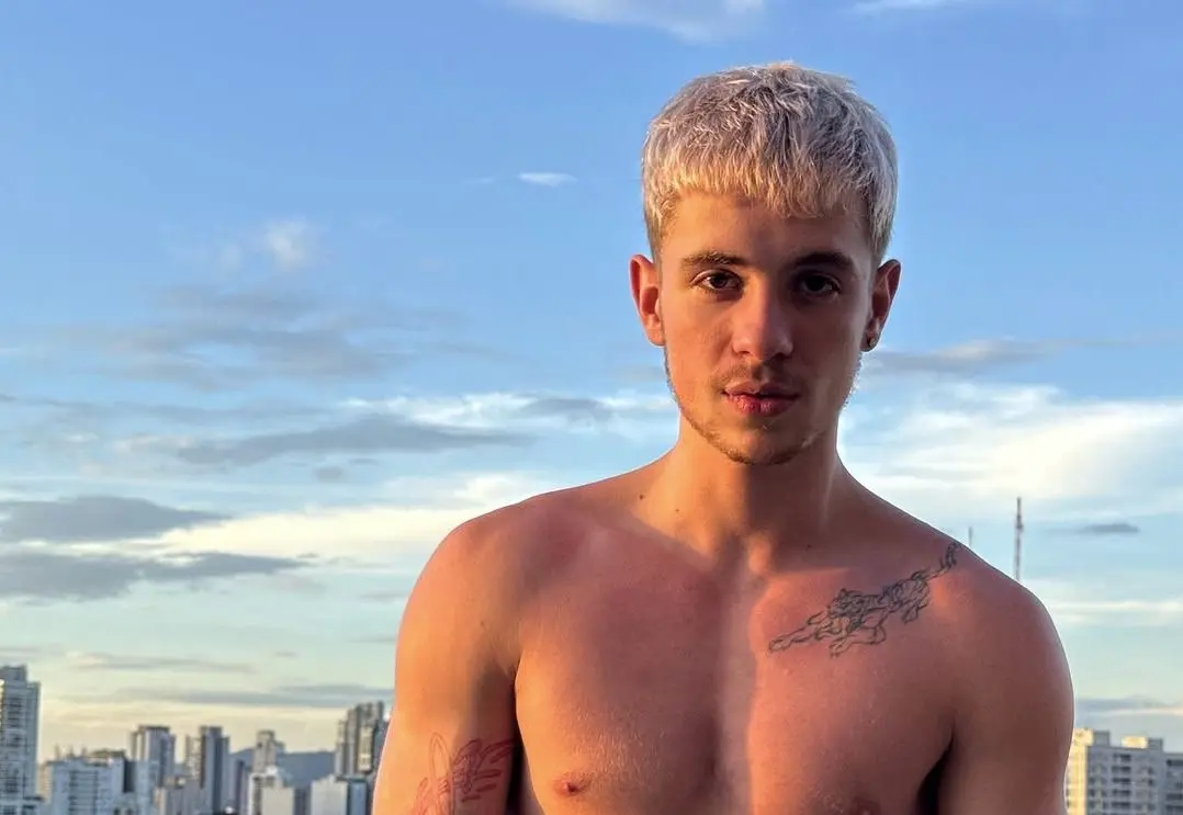 foto de Juliano Floss sem camisa em uma sacada de prédio. Ele foi confirmado no Camarote do BBB 26.