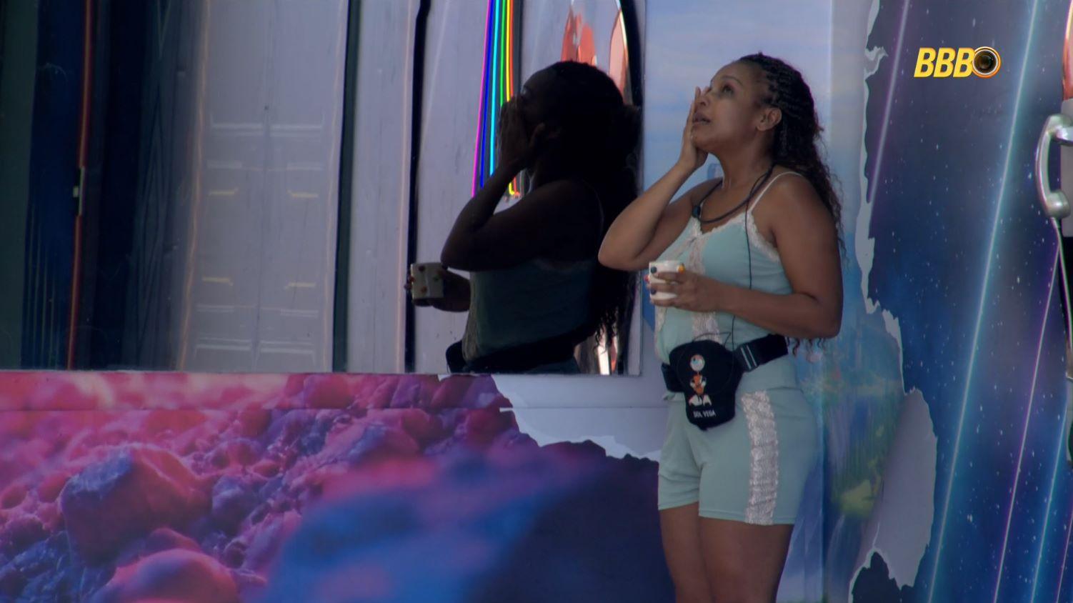 Sol Vega chorando com as mãos no rosto e vestindo um baby doll azul diante de um espelho na casa do BBB 26.