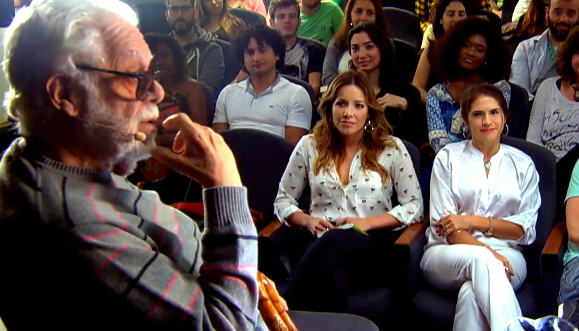 Júlia Almeida, filha de Manoel Carlos, na plateia de programa da Globo News assistindo o pai.