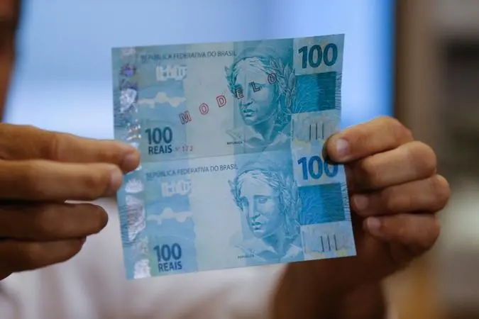 Nota falsa de 100 reais