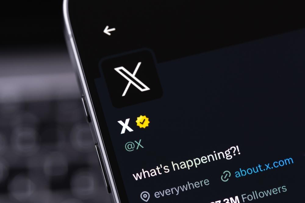 Interface do aplicativo do X, mostrando a conta oficial da plataforma no aplicativo.