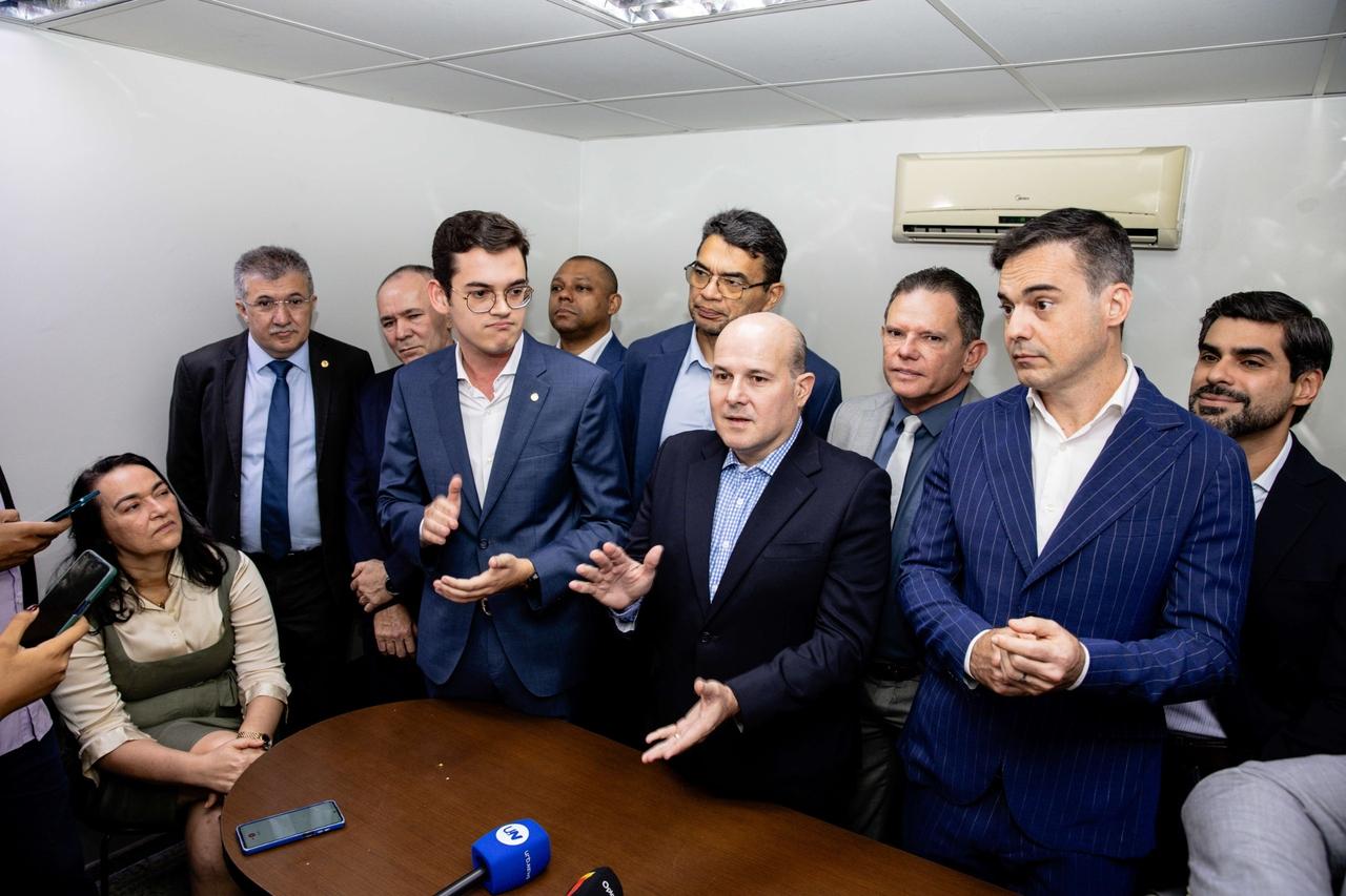 Deputados durante a confirmação da ida de Roberto Cláudio para o União Brasil.