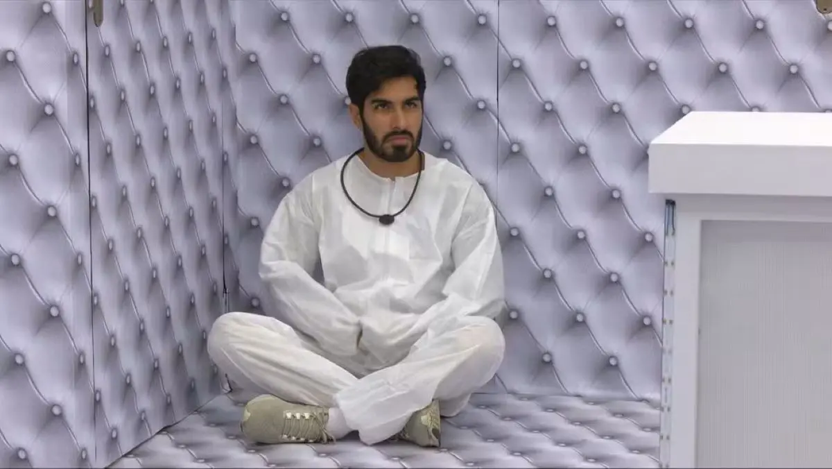 Foto do participante Ricardinho, do Quarto Branco do BBB 26, sentado.