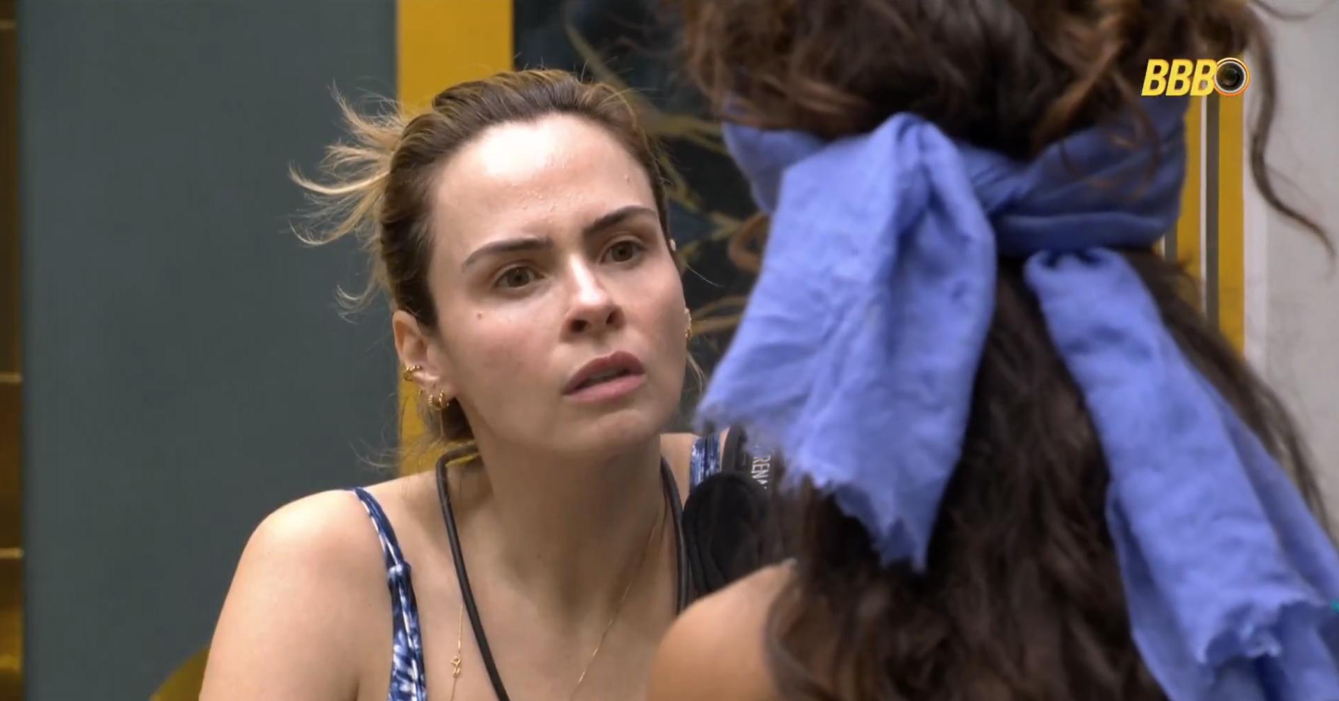 Ana Paula olhando com cara de surpresa para Aline Campos durante conversa no BBB 26.